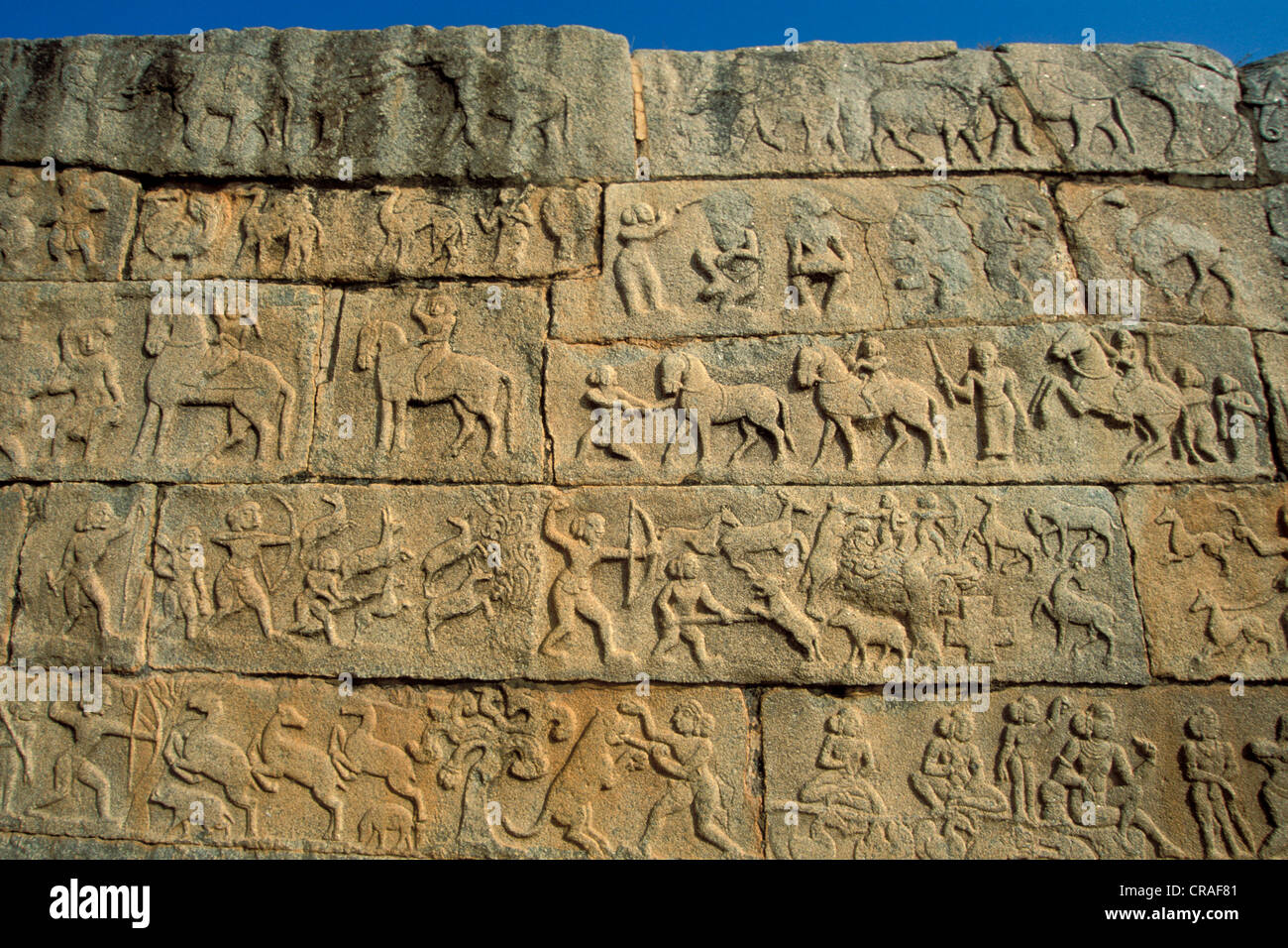 Jagdszenen, Relief, Mahanavami Dibba, königliche Gehege, Hampi, Vijayanagar, Karnataka, Südindien, Indien, Asien Stockfoto