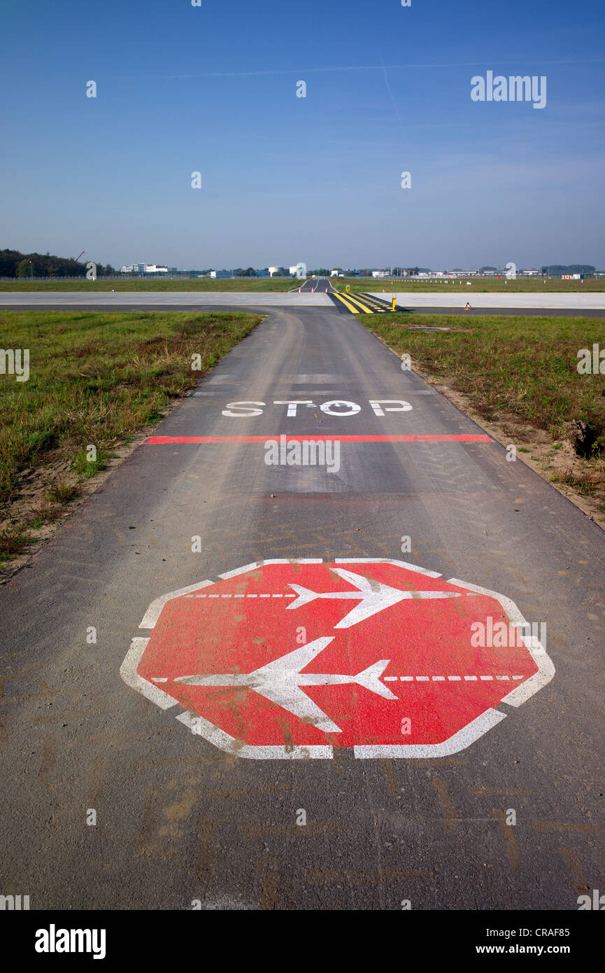 Stoppen Sie, Kennzeichnung, Startbahn 28R, 07L, eine neue Landebahn am Frankfurter Flughafen, Eröffnung am 21. September 2011, Frankfurt Am Main, Hessen Stockfoto