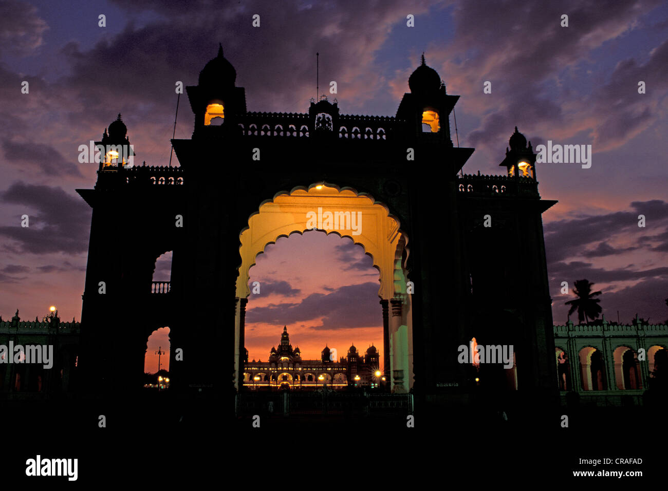 Eingangstor, Amba Vilas Palace, in der Abenddämmerung, Mysuru oder Mysore, Karnataka, Südindien, Indien, Asien Stockfoto