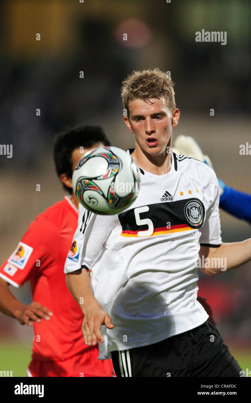 Lars Bender von Deutschland im Kampf gegen Südkorea im Mubarak-Stadion am 29. September 2009 in Suez, Ägypten. Nur redaktionelle Verwendung. Kommerzielle Nutzung verboten. Stockfoto