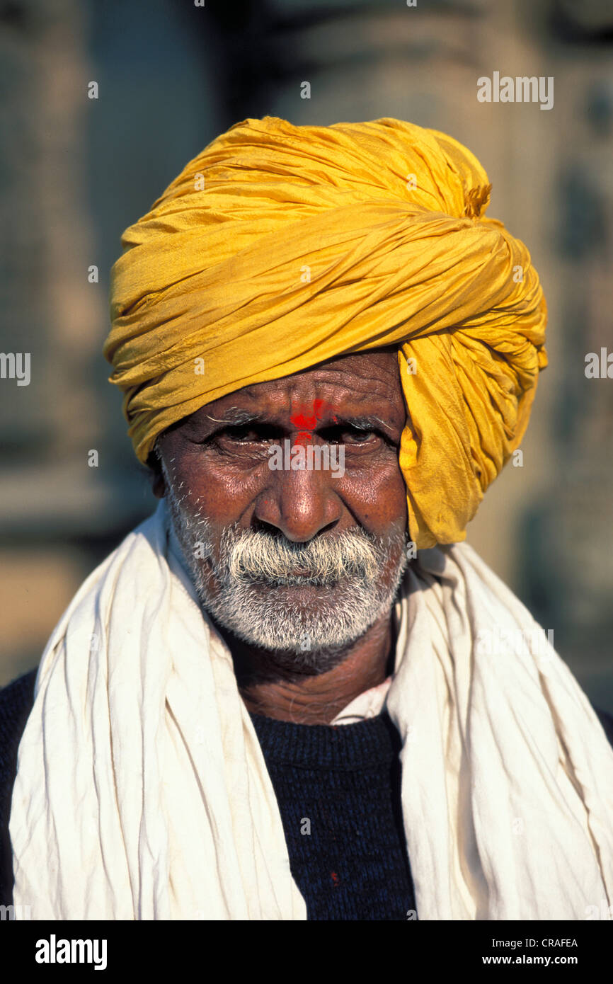 Mann mit einem gelben Turban und eine rote Bindi, Belur, Karnataka, Südindien, Indien, Asien Stockfoto