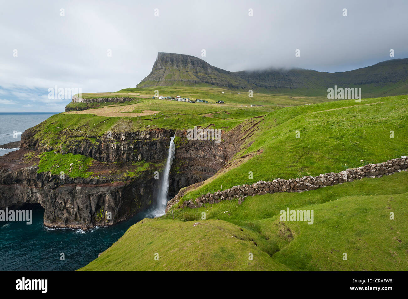 Wasserfall ins Meer, Küste, Gásadalur, Nordatlantik Vágar, Faroer Inseln, Dänemark Stockfoto