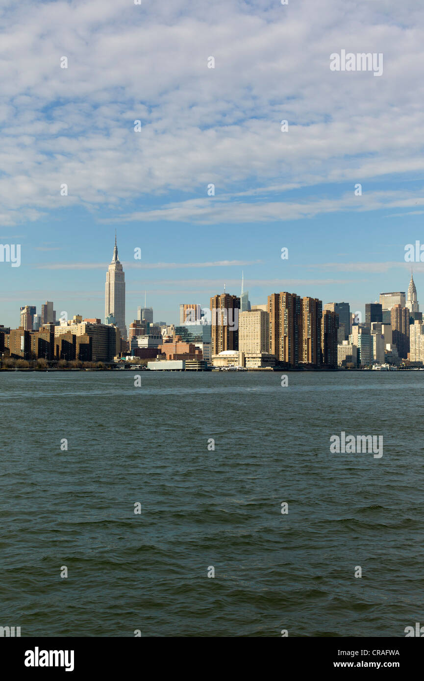 Skyline von New York, East River, das Empire State Building an der Rückseite, Manhattan, New York USA Stockfoto