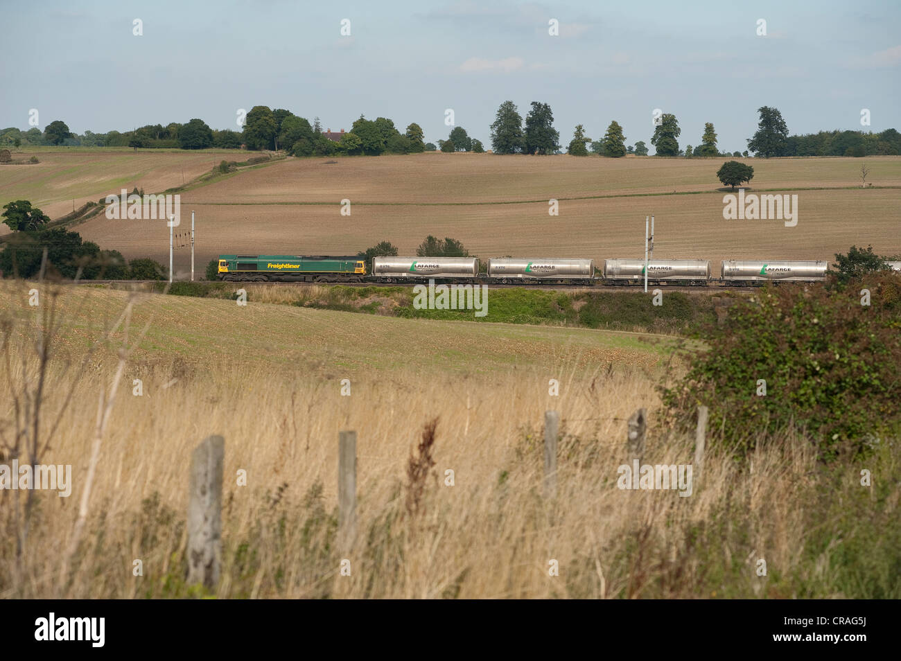 Freightliner Lokomotive LaFarge Zement Waggons durch die englische Landschaft auf der Midland Mainline schleppen. Stockfoto