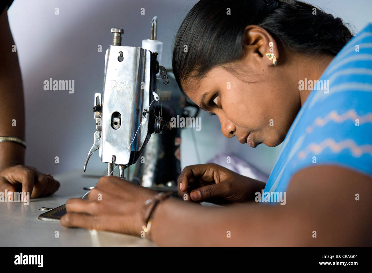 Junge Frau wird gelehrt, Näh- und Schneiderei, berufliche und technische Ausbildung, Nanniyur Pudhur in der Nähe von Karur, Tamil Nadu, Indien Stockfoto