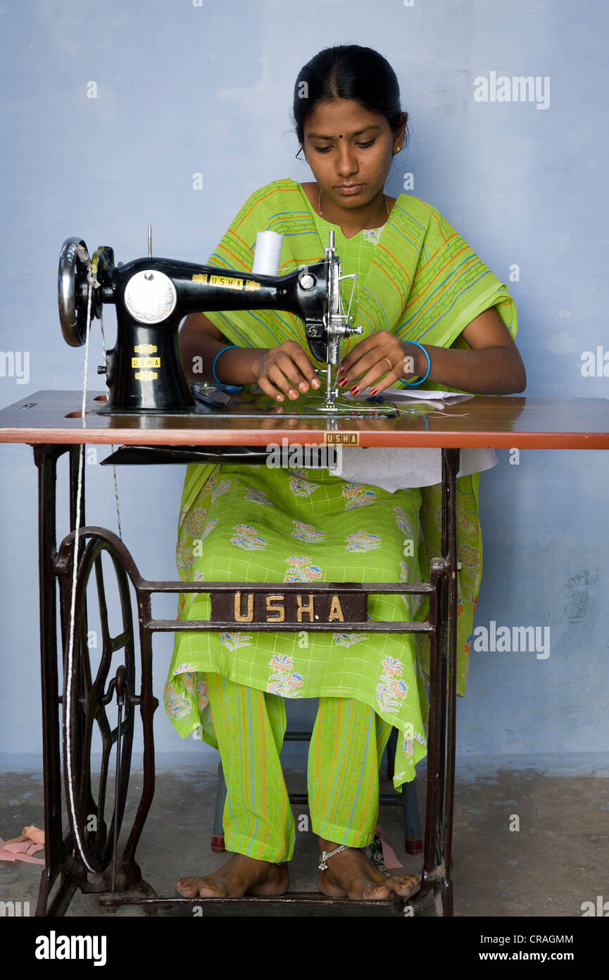 Junge Frau wird gelehrt, Näh- und Schneiderei, berufliche und technische Ausbildung, Nanniyur Pudhur in der Nähe von Karur, Tamil Nadu, Indien Stockfoto