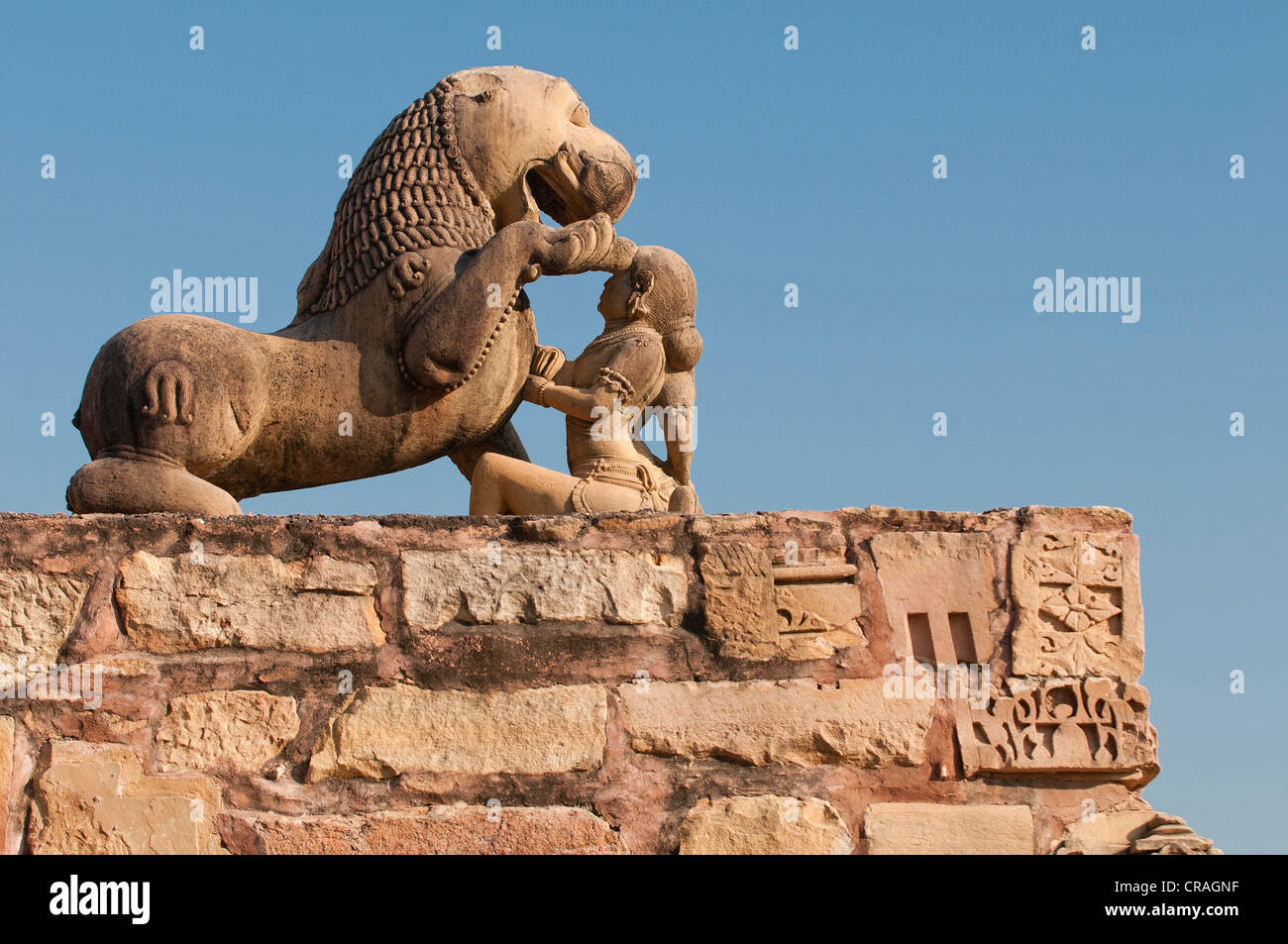 Skulptur, Frau und Löwe-wie Fabelwesen, Khajuraho Gruppe Denkmäler, UNESCO-Weltkulturerbe, Madhya Pradesh Stockfoto