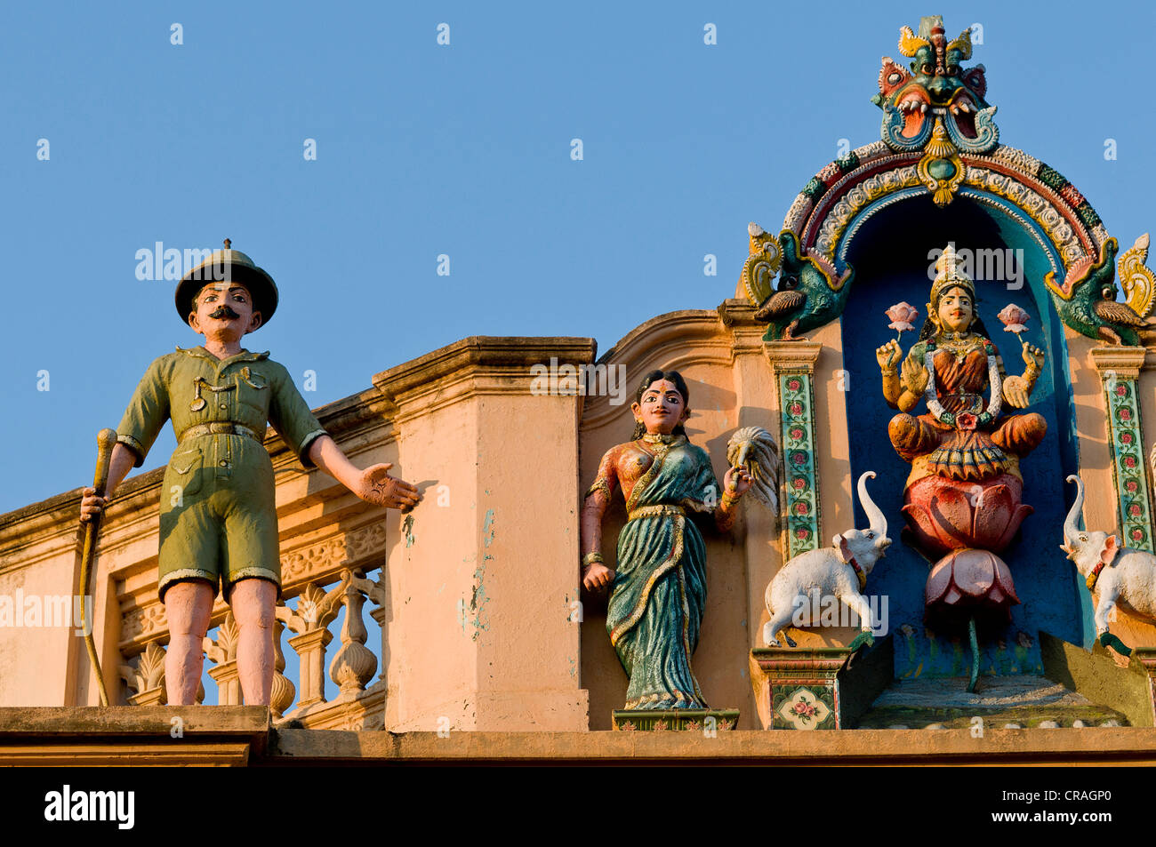 Indische Göttin Lakshmi flankiert von Elefanten und britischen Soldaten in Uniform mit einem Gewehr, sculptural Dekoration auf ein altes Haus Stockfoto