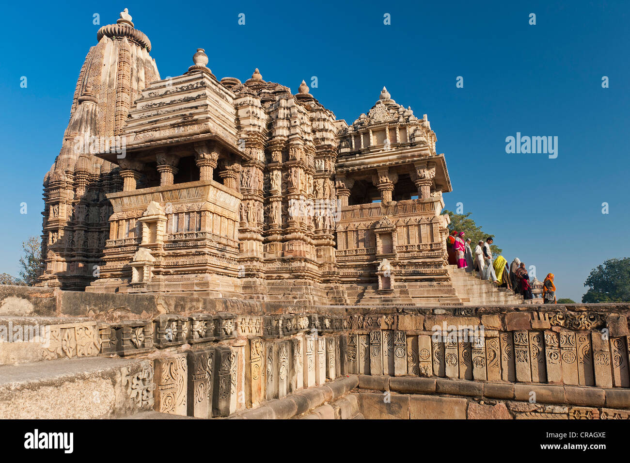 Frauen tragen Saris auf die Stufen hinauf zum Kandariya Mahadev Tempel, Khajuraho, UNESCO-Weltkulturerbe, Madhya Pradesh Stockfoto