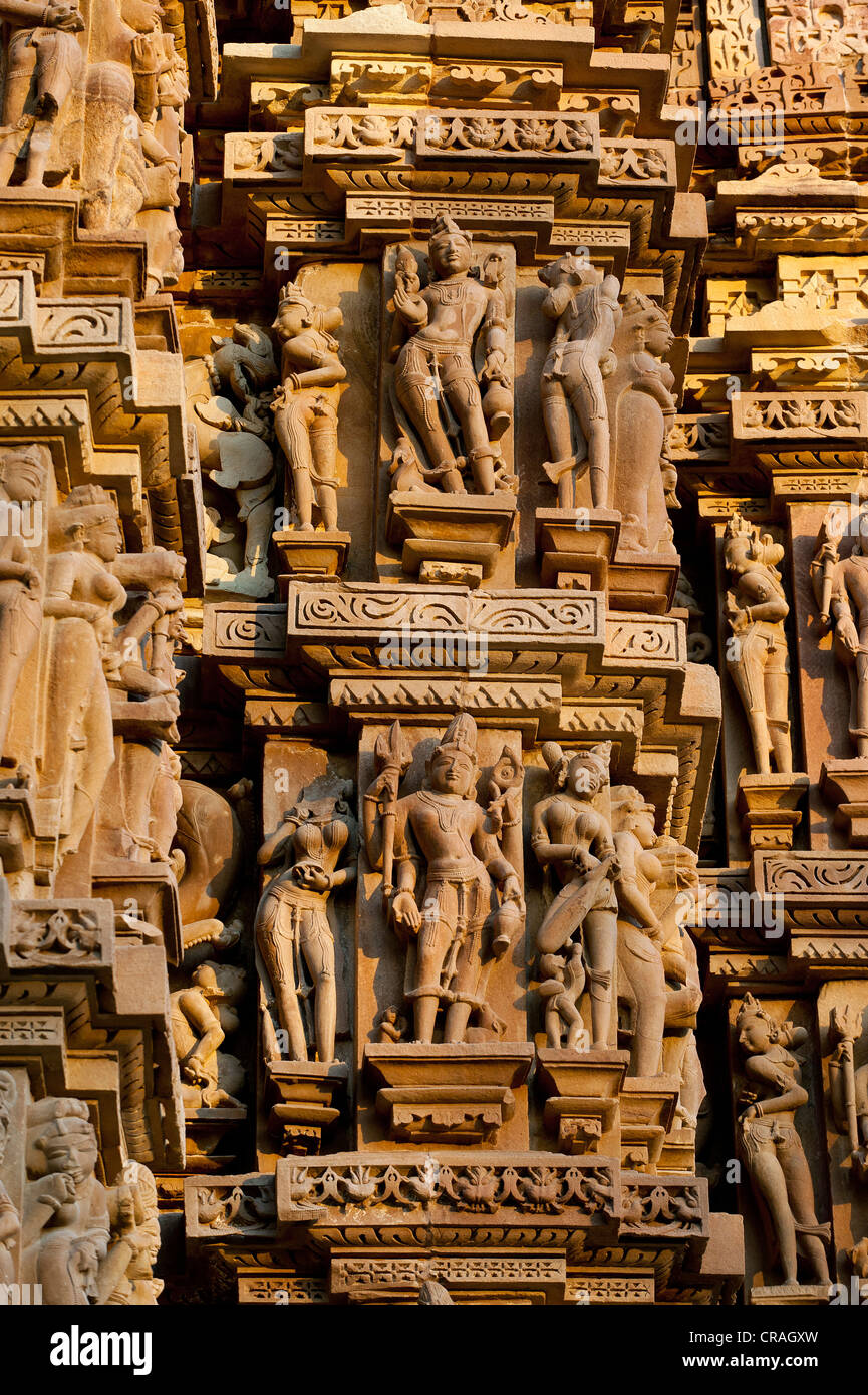 Stein-Figuren, Hindu-Gottheiten an der Fassade eines Tempels, Khajuraho Gruppe Denkmäler, UNESCO-Weltkulturerbe, Madhya Pradesh Stockfoto
