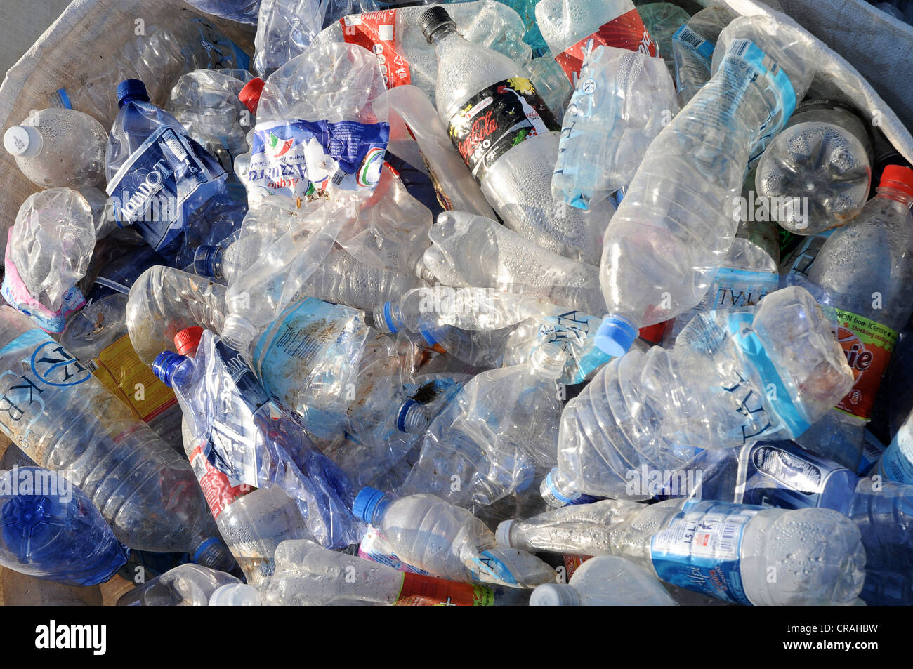 Eine Mülltrennung-Website, wo verschiedene Wertstoffe getrennt und für das recycling entsorgt. Stockfoto