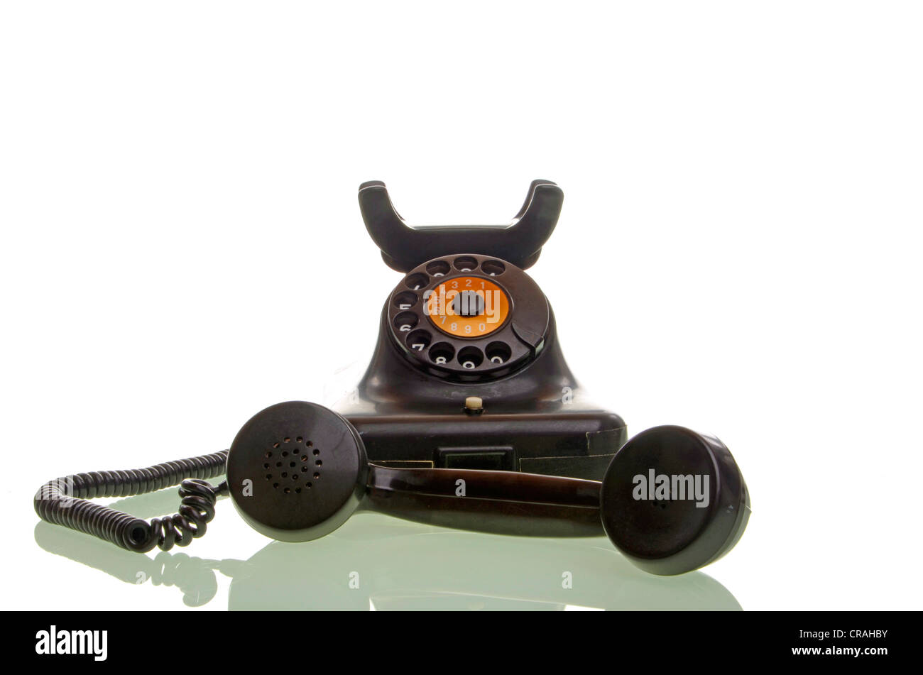 Altes Telefon mit Wählscheibe mit dem Hörer abgenommen Stockfoto
