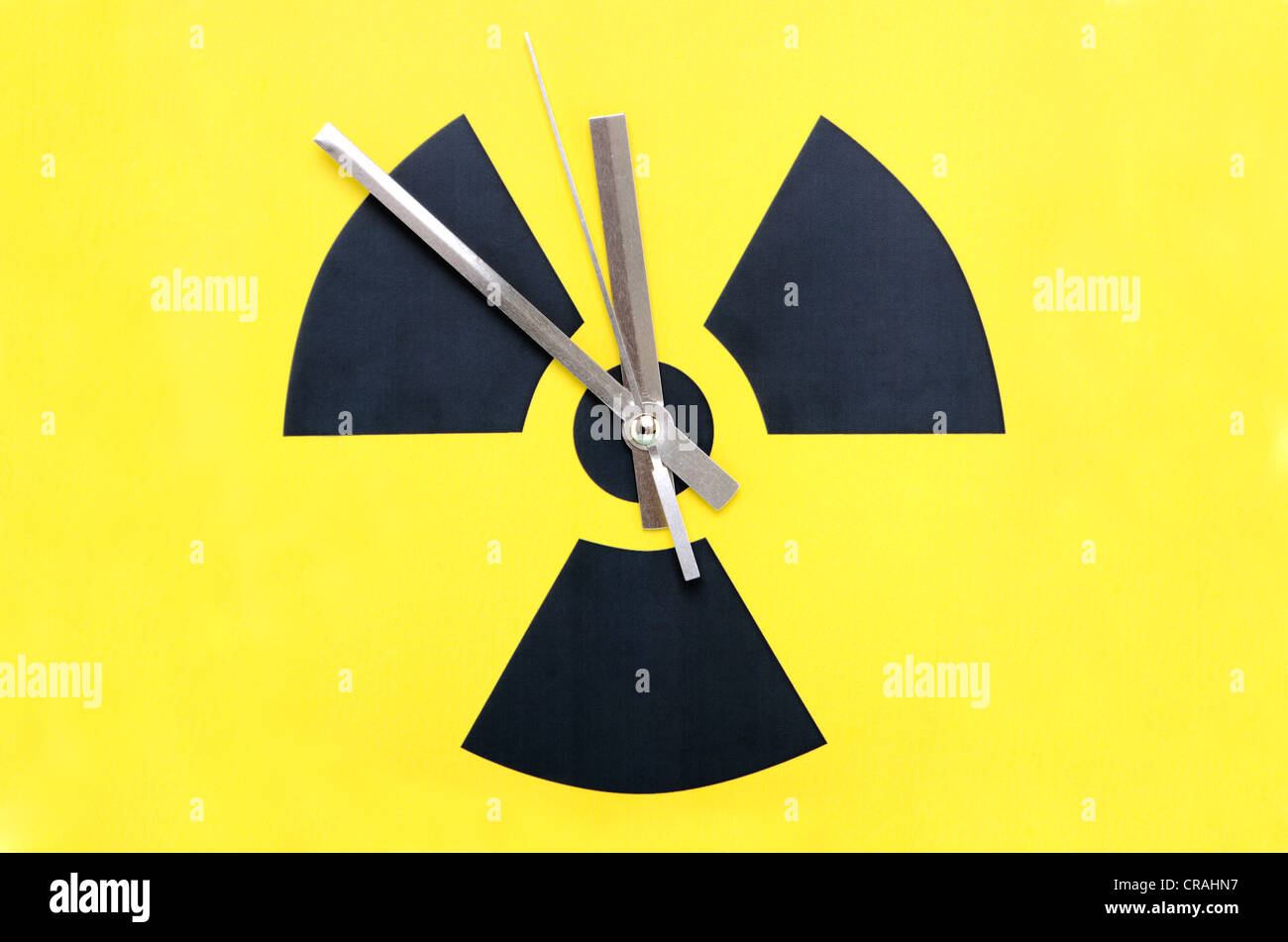 Atomare Symbol mit Uhrzeiger am 11:55, symbolisches Bild für Ausstieg aus Atomenergie Stockfoto