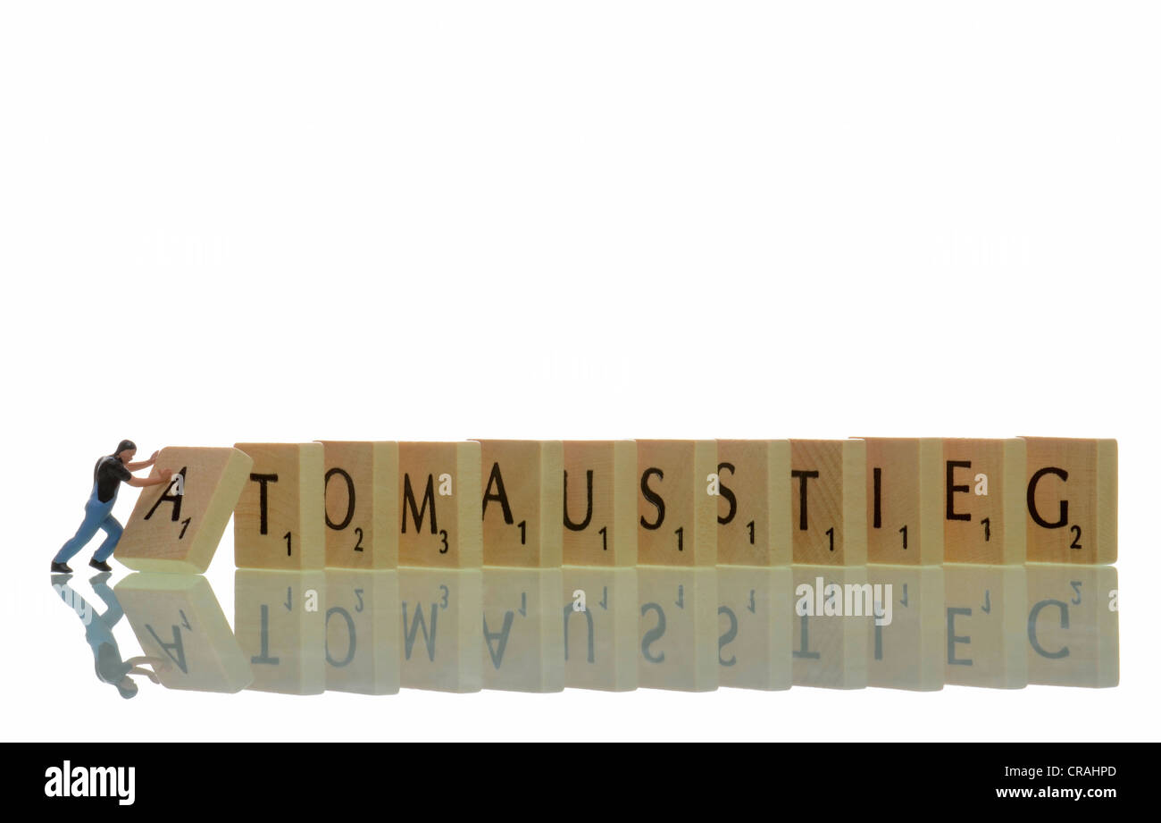 Arbeiter Abbildung Sturz eine Reihe von Buchstaben mit dem Wort Atomausstieg oder Atomausstieg, symbolisches Bild Stockfoto
