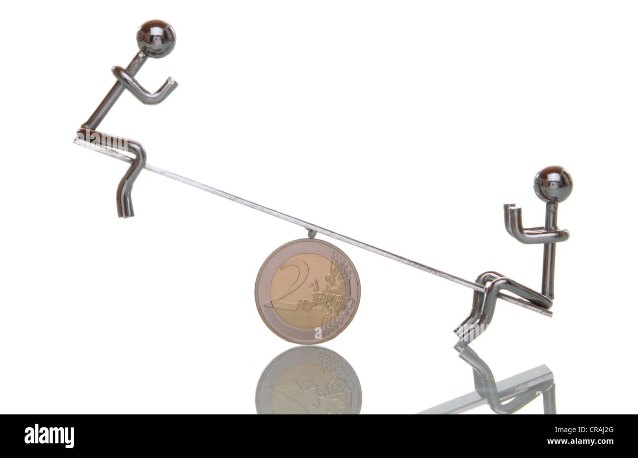 Wippe mit zwei Figuren auf einer Euro-Münzen, symbolisches Bild für Ungleichgewichte im Euro-Raum Stockfoto