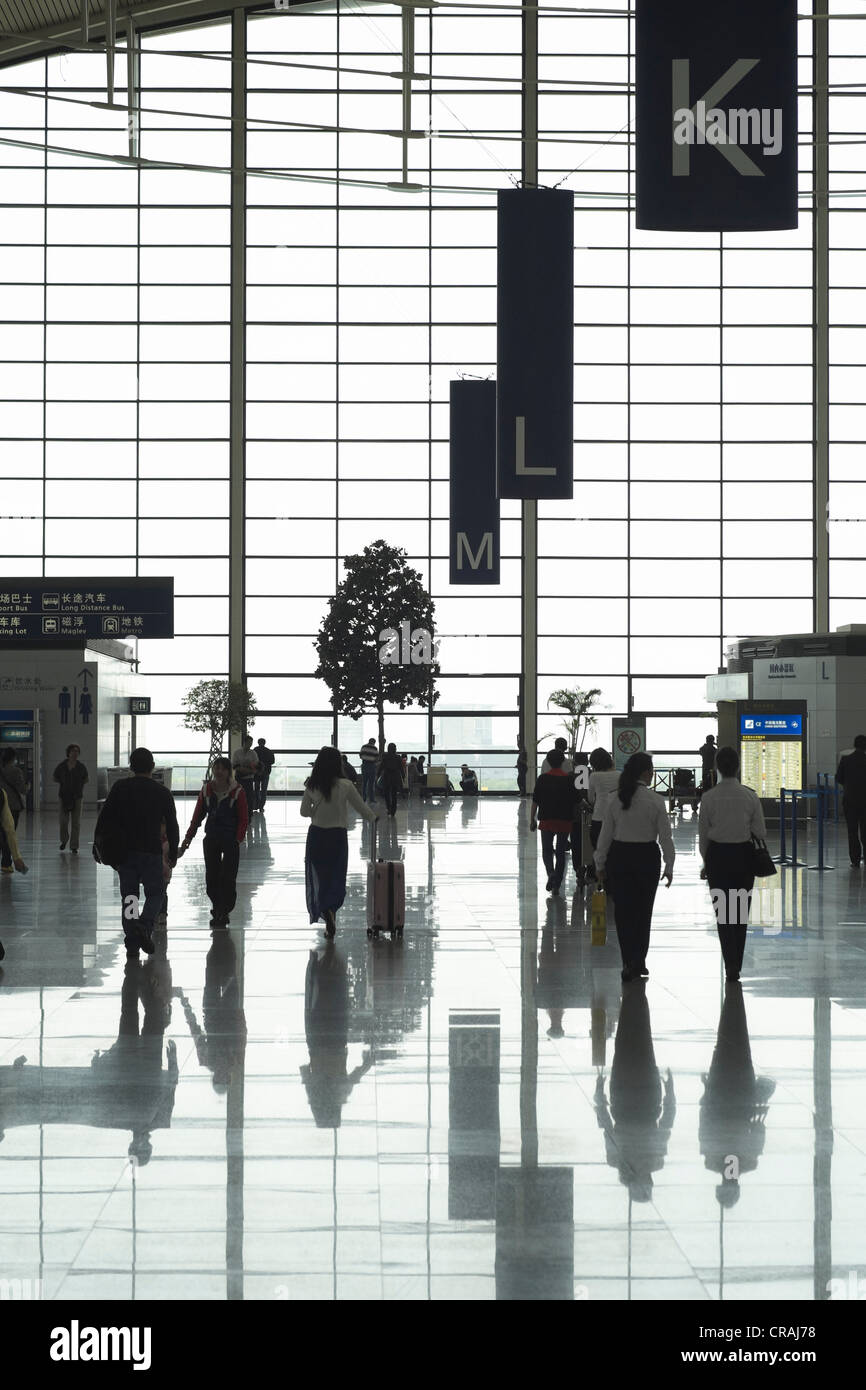 Innere des Terminal 2 am Flughafen Pudong in Shanghai China Stockfoto