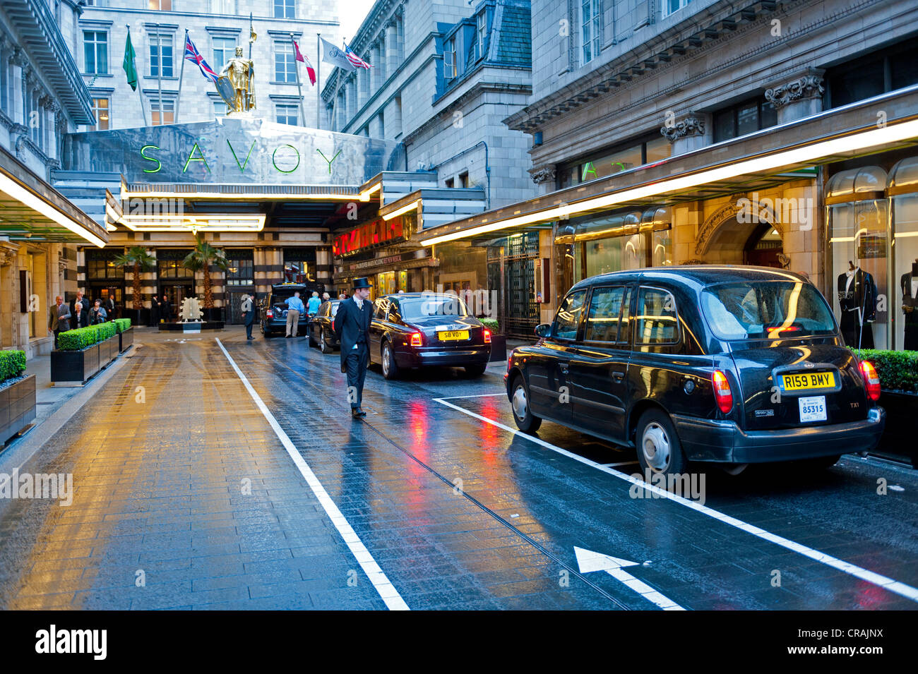 Taxis, Savoy Hotel, London, England, Vereinigtes Königreich, Europa Stockfoto