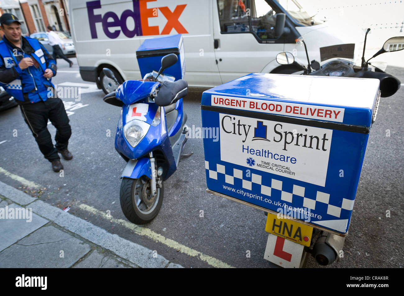 Fed-Ex-Fahrer, Motorrad mit Behälter für Blut Einheiten, Marylebone, London, England, Vereinigtes Königreich, Europa Stockfoto