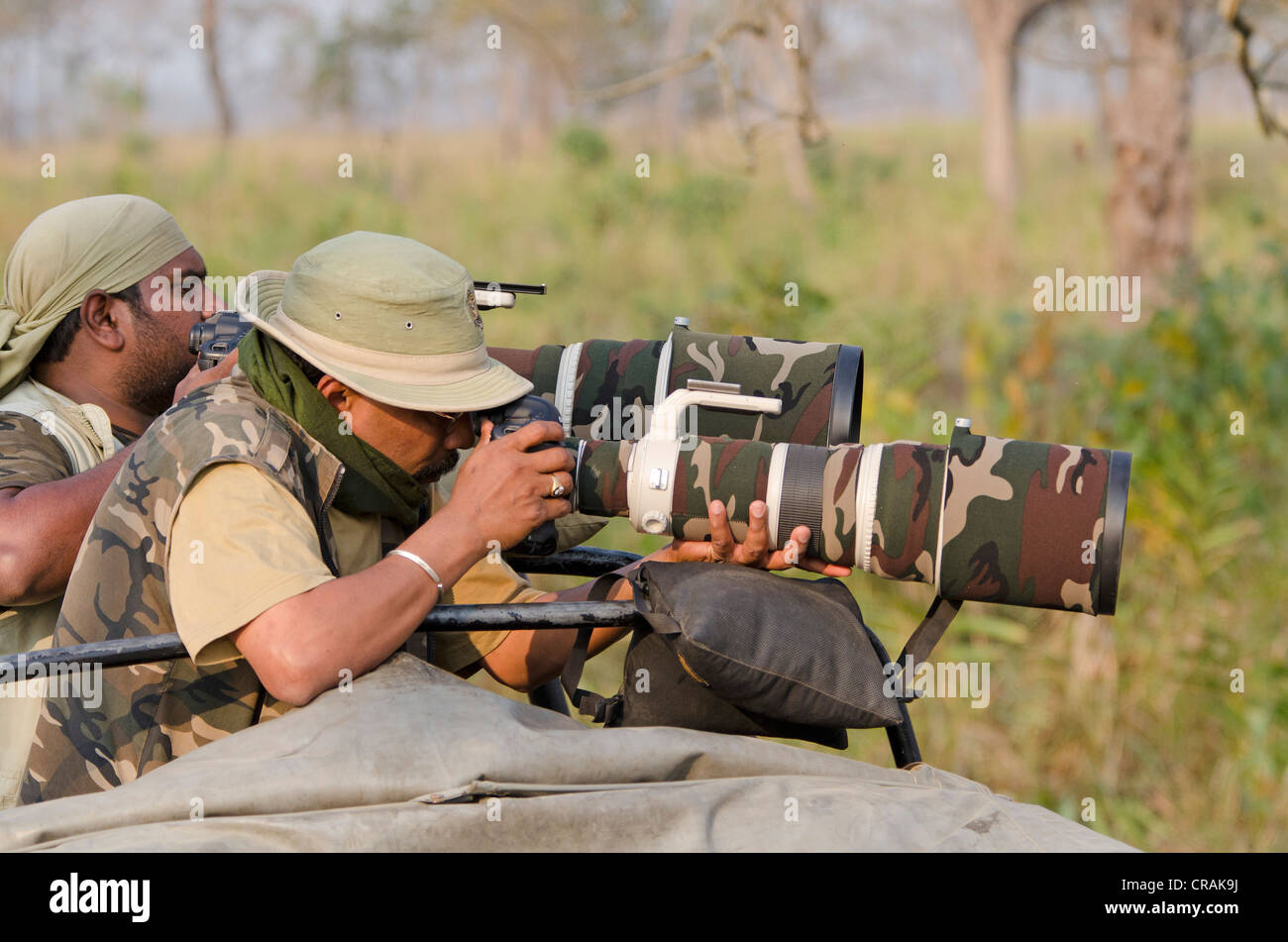 Indische Wildlife-Fotografen mit Teleobjektiven, Kaziranga Nationalpark, Assam, Nordost-Indien, Indien, Asien Stockfoto