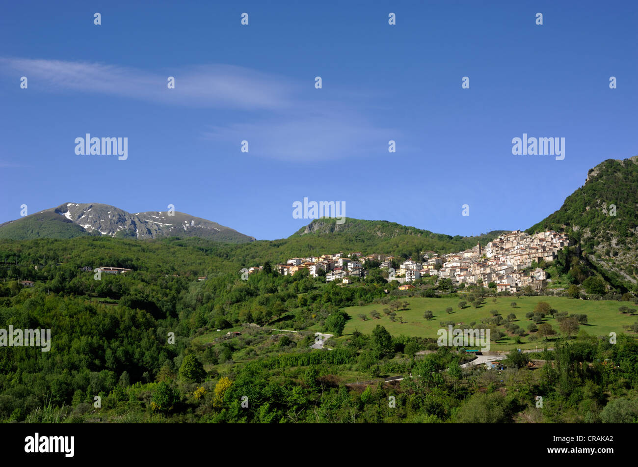 Italien, Basilicata, Appennino Lucano Val d'Agri Nationalpark, Castelsaraceno und Berg Alpi Stockfoto