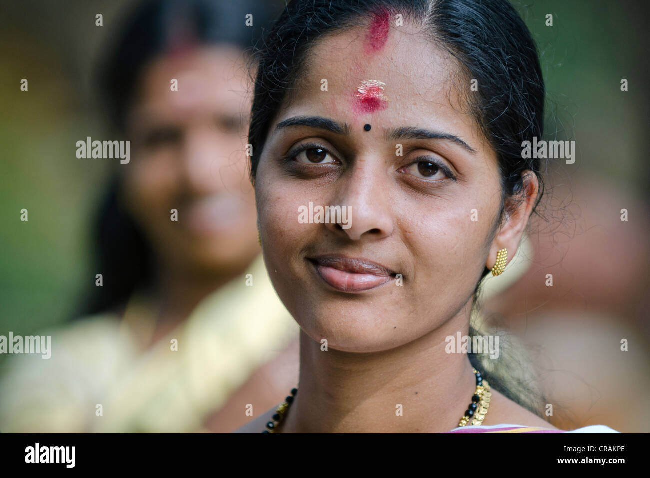 Frau mit einem Bindi auf der Stirn, Zeichen für eine verheiratete Frau und Symbol des Glücks, Guruvayoor, Kerala, Südindien, Indien Stockfoto