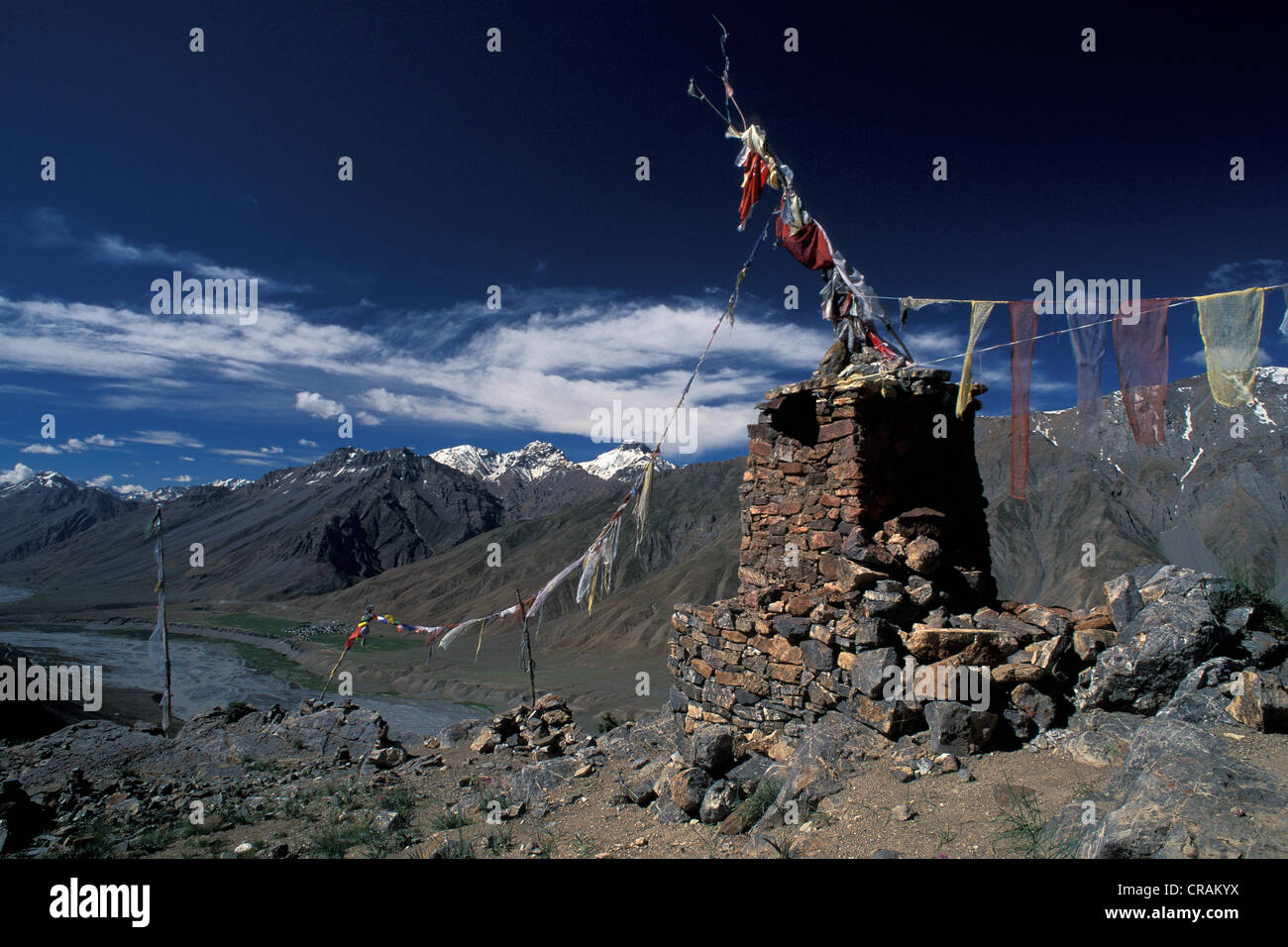 Gebetsfahnen, Blick über das Spiti Tal in der Nähe von Ki, gigantische und Spiti, Himachal Pradesh, indischen Himalaya, Nord-Indien, Indien Stockfoto