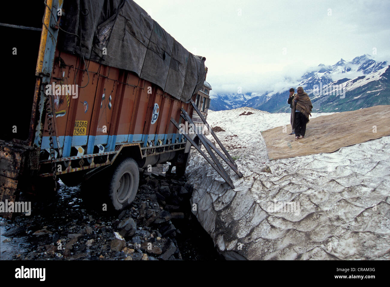 LKW mit einer gebrochenen Achse auf einem Pass, Rohtang Pass, Himachal Pradesh, indischen Himalaya, Nordindien, Indien, Asien Stockfoto