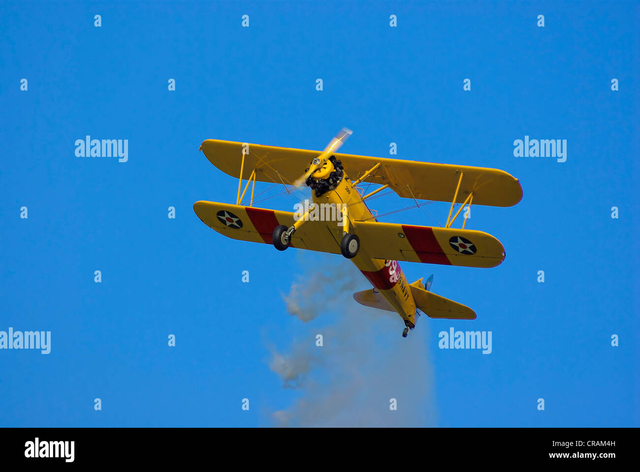 Boeing Stearman - Doppeldecker überfliegen. Stockfoto