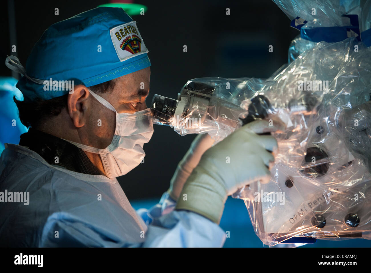 Ein Arzt sieht während der Operation durch ein Mikroskop. Stockfoto