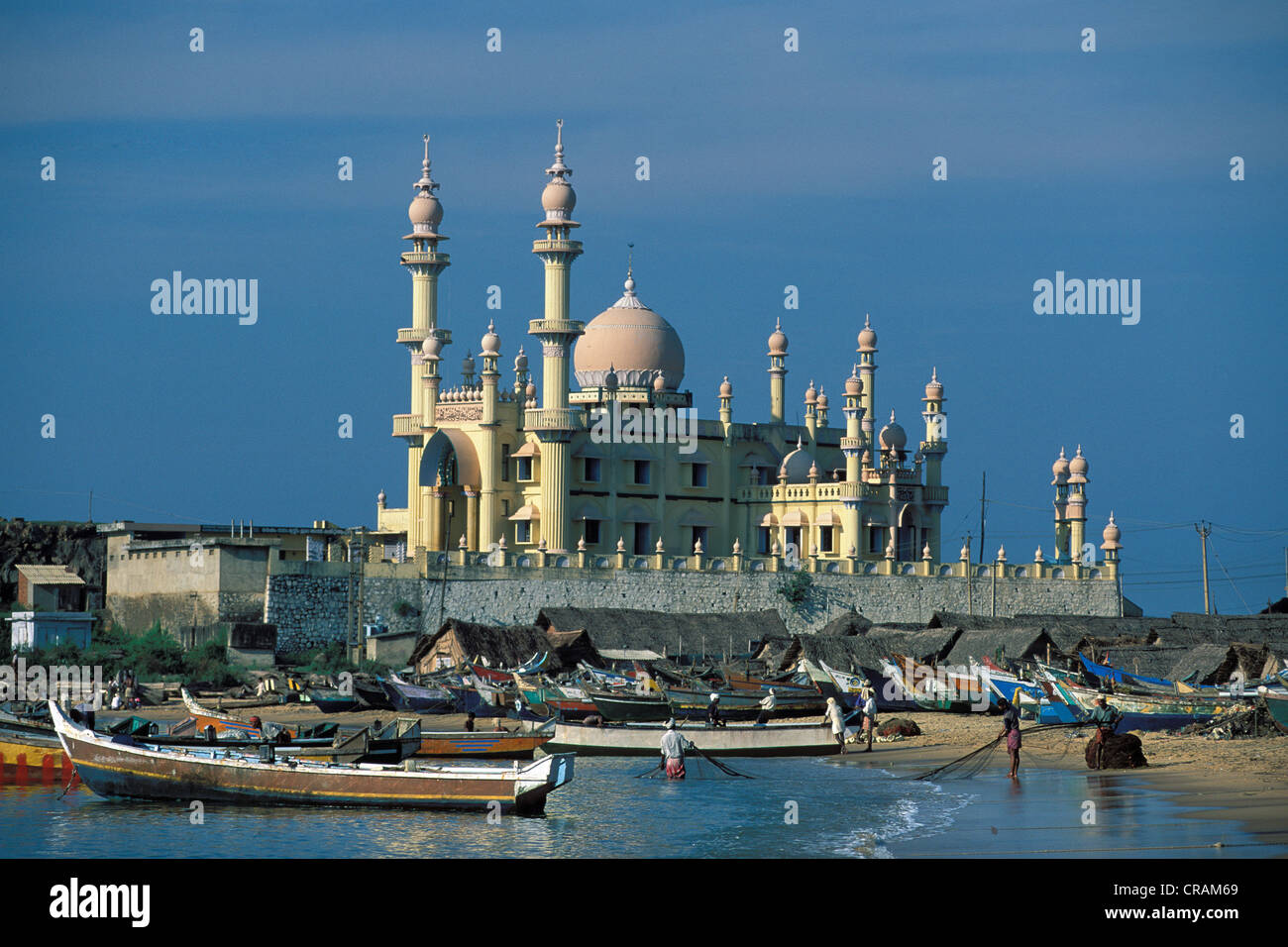 Angeln, Boote und Moschee in der Nähe von Kovalam, Kerala, Südindien, Indien, Asien Stockfoto