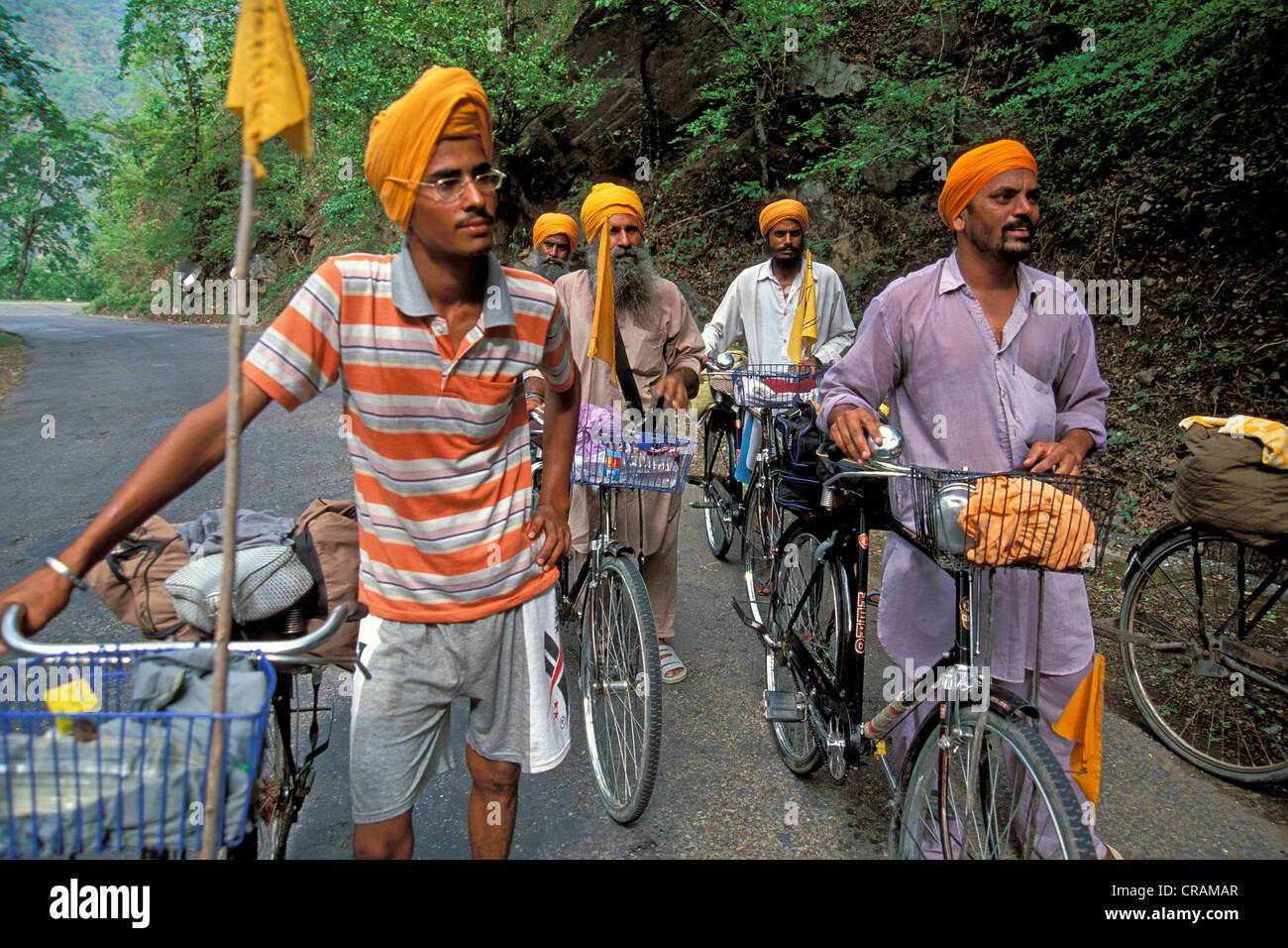 Sikh Pilgern mit dem Fahrrad auf dem Weg nach Hemkund, wichtige Tempel der Sikhs, Uttarakhand, ehemals Uttaranchal Stockfoto
