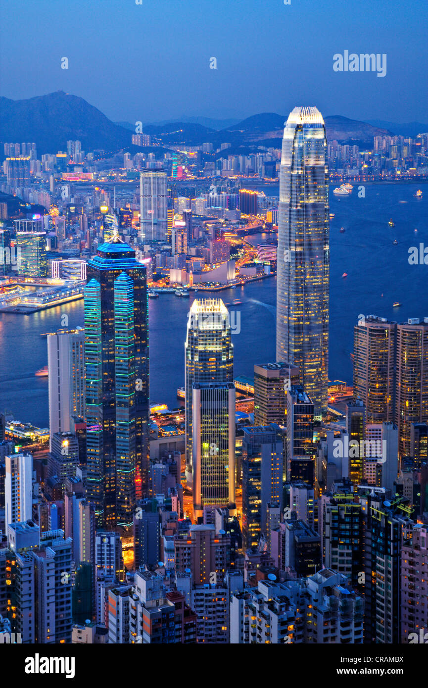 Einige der höchsten Gebäude Hong Kongs, einschließlich IFC2, gesehen vom Peak von Hong Kong Island in der Dämmerung. Stockfoto