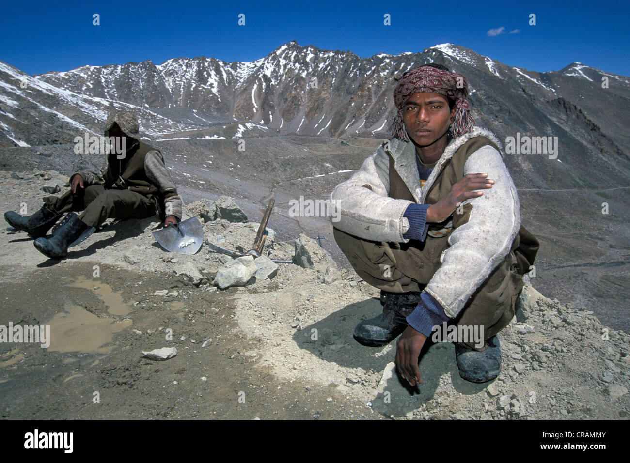 Straßenarbeiter am Khardung La, der höchste befahrbare Berg passieren in der Welt, indischen Himalaya, Ladakh, Jammu und Kaschmir Stockfoto