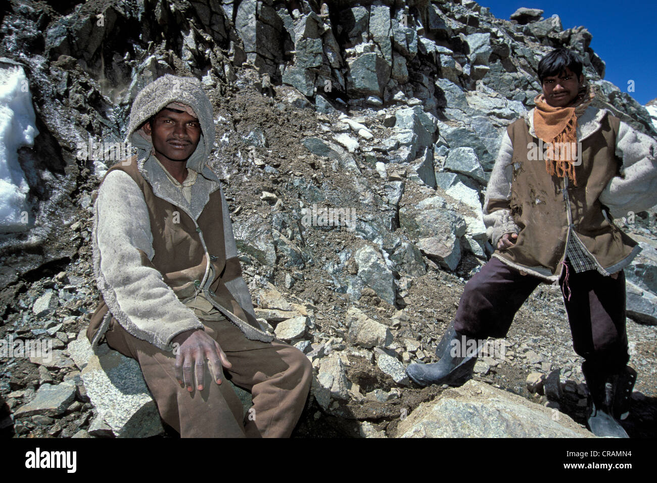 Straßenarbeiter am Khardung La, der höchste befahrbare Berg passieren in der Welt, indischen Himalaya, Ladakh, Jammu und Kaschmir Stockfoto