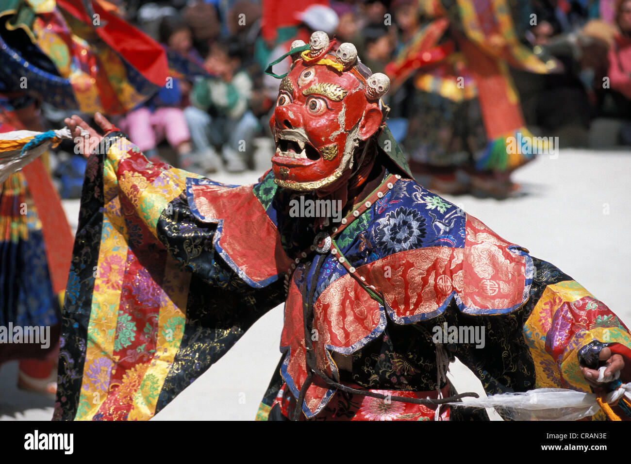 Cham-Tänzer tragen eine rote Maske, tibetischer Maskentanz, tibetische Festival eines Klosters, Sani, in der Nähe von Padum, Zanskar, Ladakh Stockfoto
