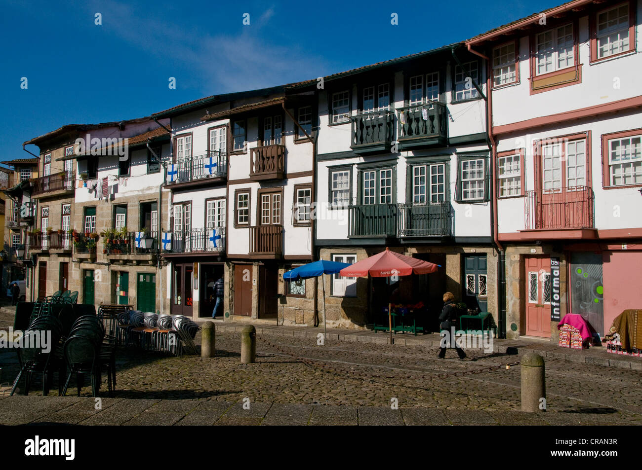 Häuserzeile mit ein paar kleinen Geschäften, Altstadt, Guimaraes, Portugal, Europa Stockfoto