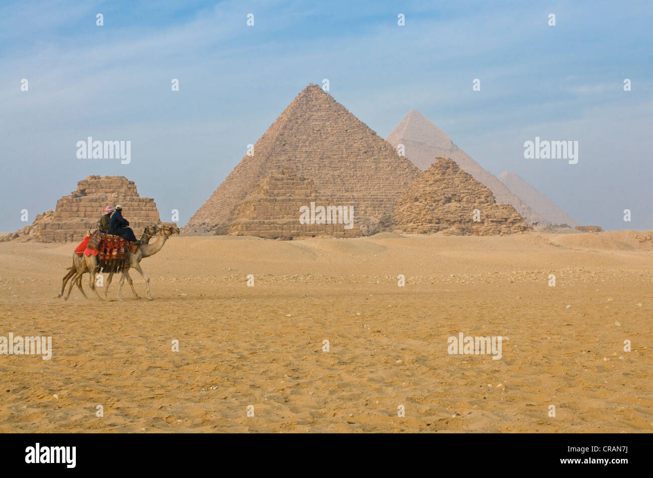 Reiter auf einem Kamel vor den Pyramiden von Gizeh, UNESCO World Heritage Site, Ägypten, Afrika Stockfoto