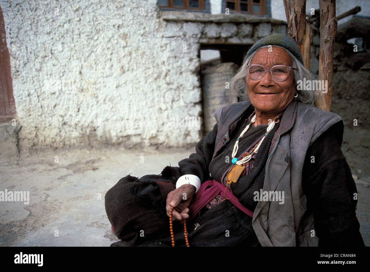 Alte Frau trägt ein traditionelle Kleid, Gästehaus, Ladakh, indischen Himalaya, Jammu und Kaschmir, Indien, Indien, Nordasien Stockfoto