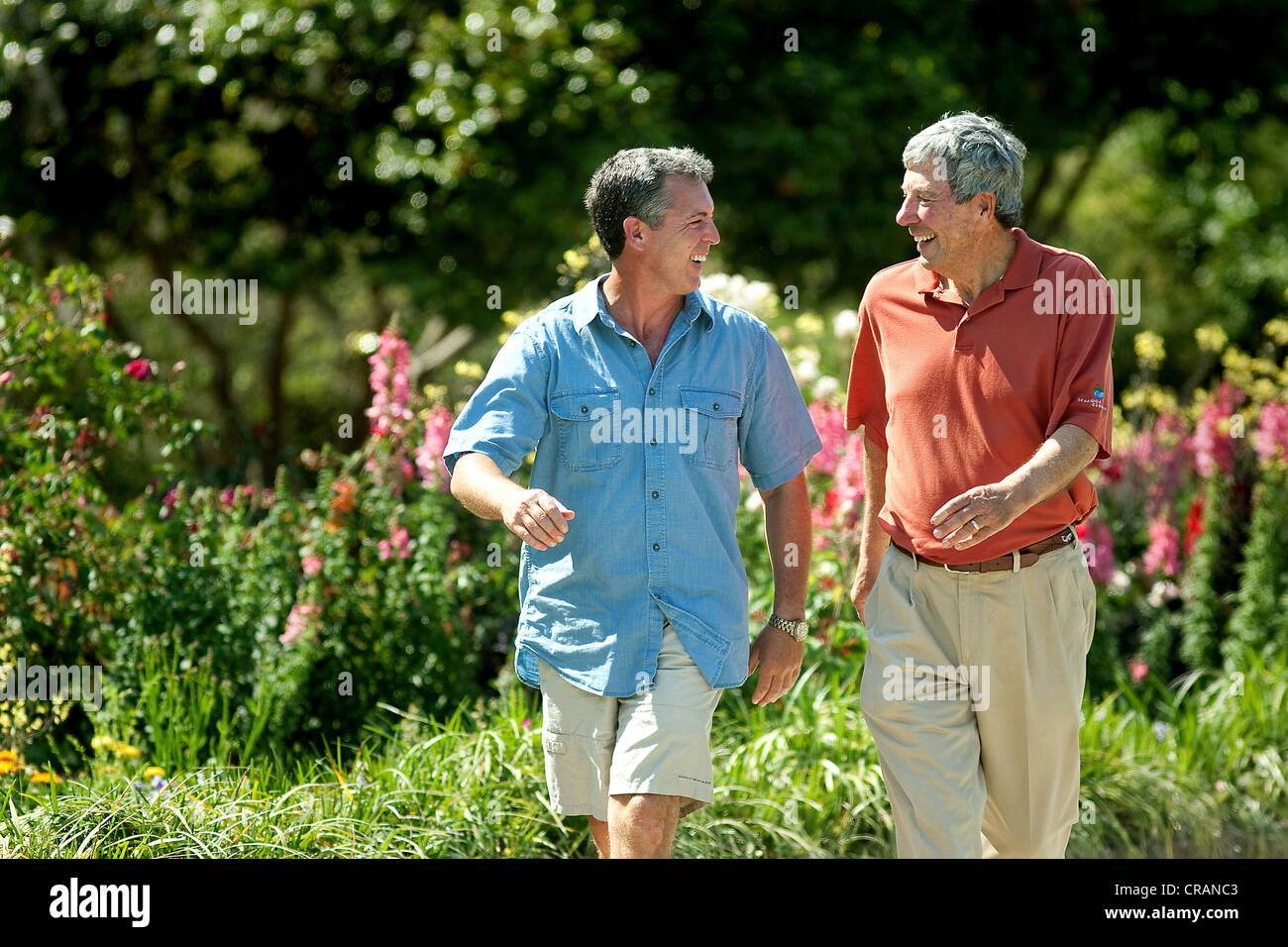Vater und Sohn gehen in einen Park, um gesund zu bleiben. Stockfoto