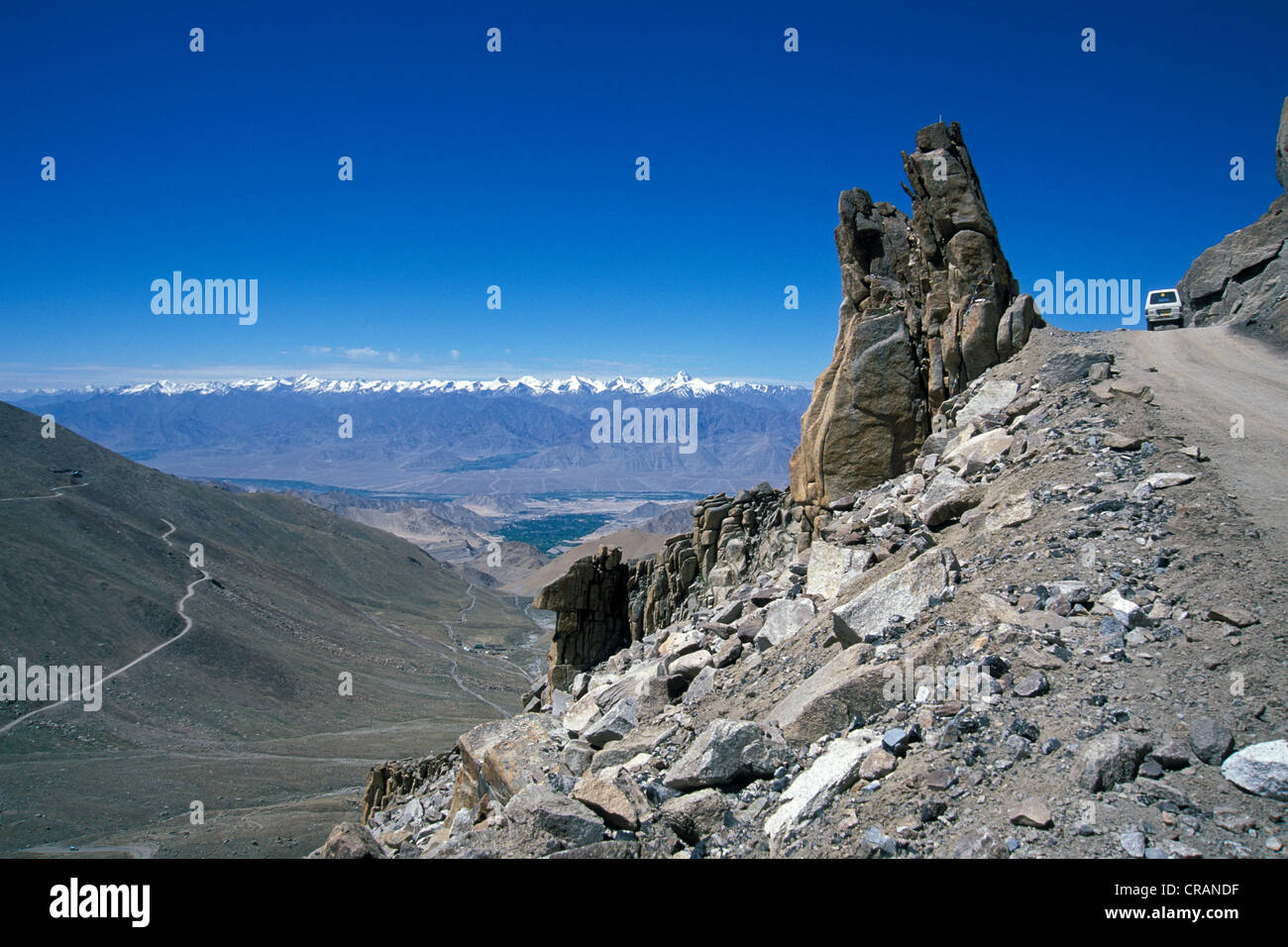 Straße zum Khardung La oder Khardung Pass, der höchste befahrbare Pass der Welt, Ladakh, indischen Himalaya Stockfoto