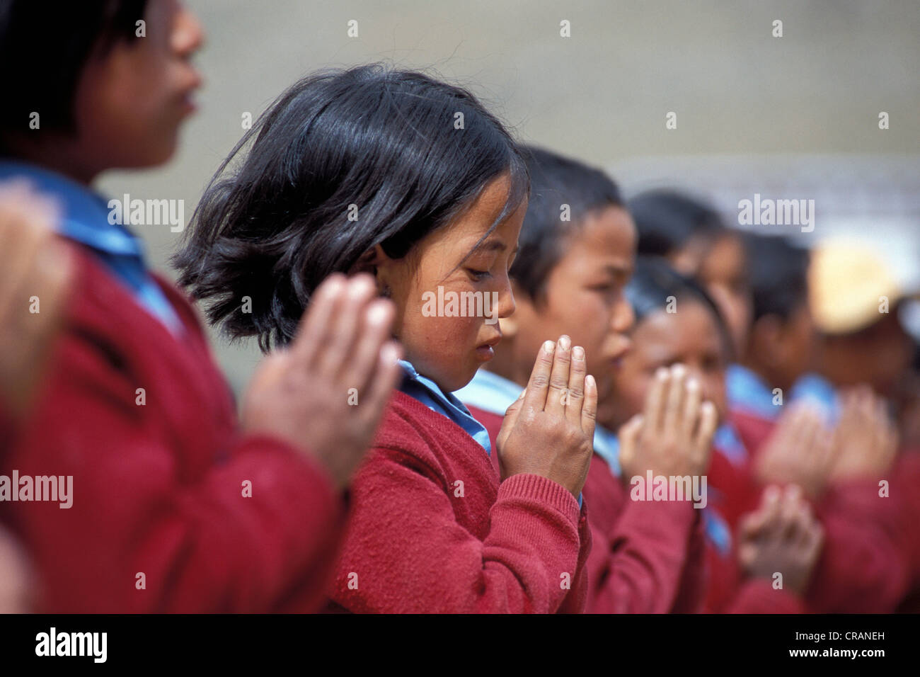 Kinder an einem Vormittag roll Call, Schule und Internat, Reru in der Nähe von Padum, Zanskar, Ladakh, Jammu und Kaschmir, Nord-Indien Stockfoto
