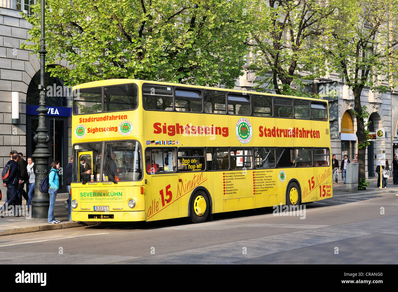 Sightseeing Tour-Bus in die Innenstadt von Berlin, Deutschland, Europa Stockfoto