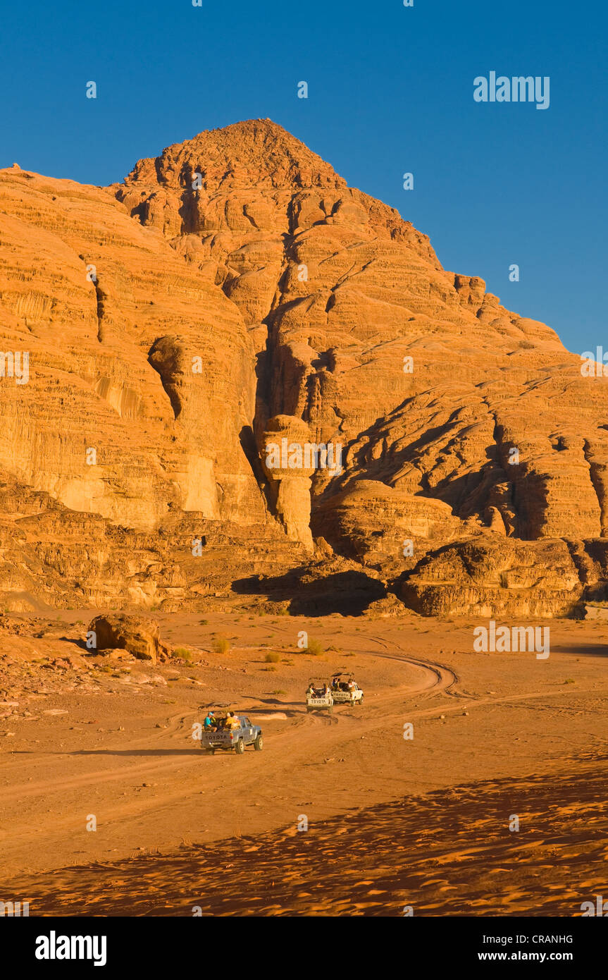 Jeeps fahren durch Berge in der Wüste, naher Wadi Rum, Jordanien, Osten Stockfoto
