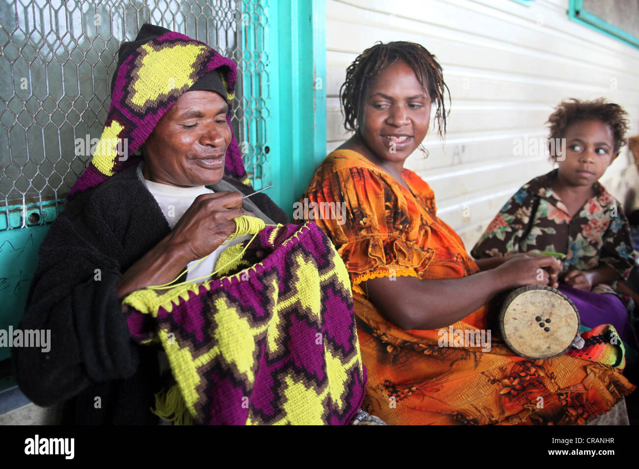 Frau strickt eine traditionelle Bilum net, Goroka, Papua New Guinea Stockfoto