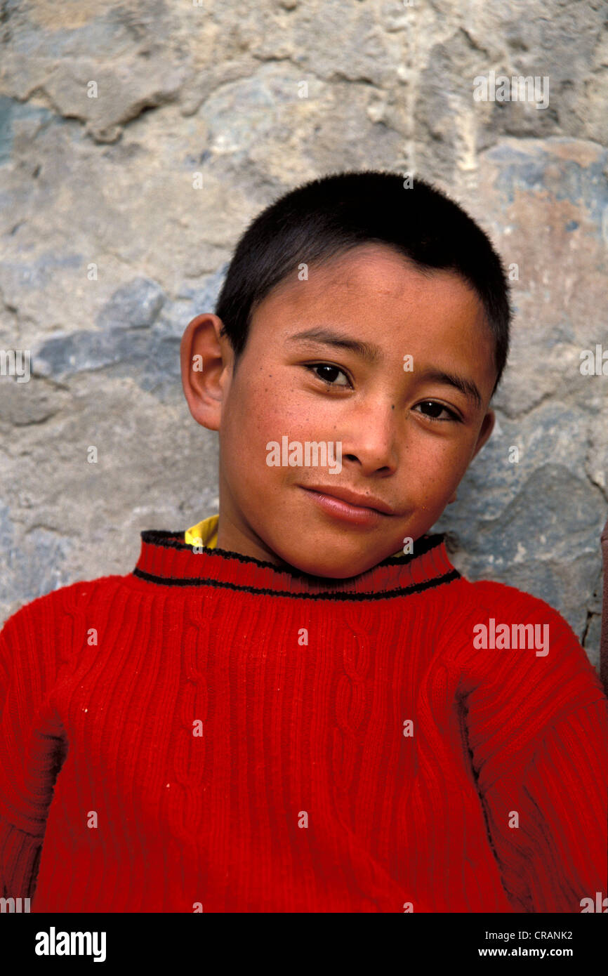 Junge mit einem roten Pullover, Porträt, Gästehaus, Ladakh, Jummu und Kaschmir, Nord-Indien, Himalaya, Indien, Asien Stockfoto
