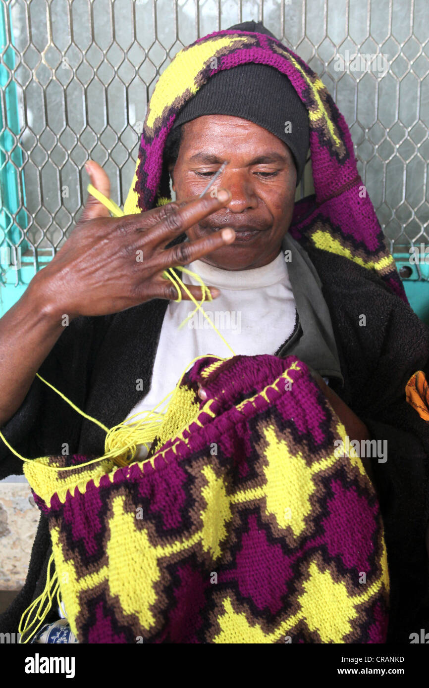 Frau strickt eine traditionelle Bilum net, Goroka, Papua New Guinea Stockfoto