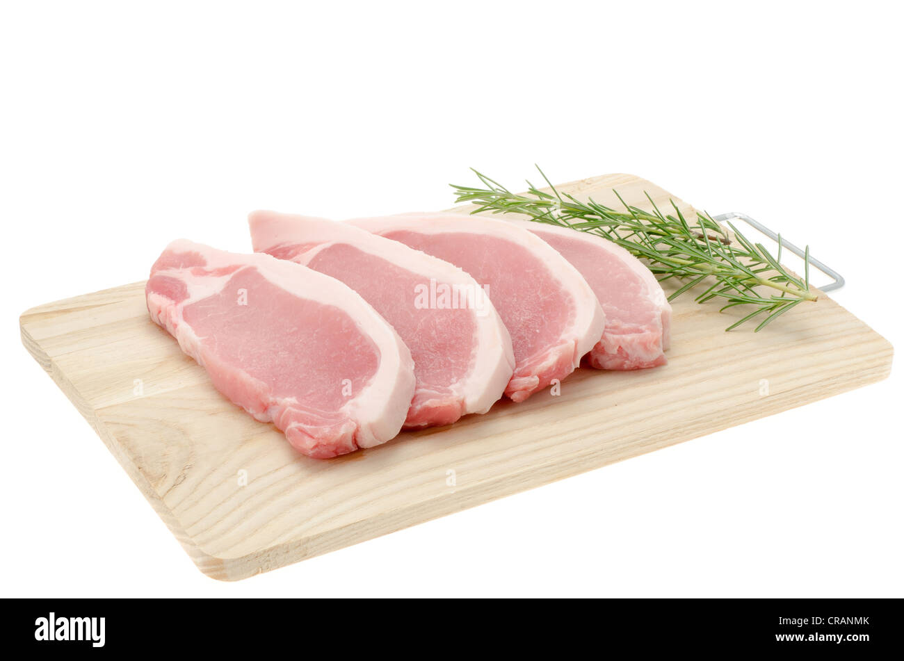 Frisches Schweinefleisch Lende Steaks auf ein Holzbrett - Studio gedreht mit einem weißen Hintergrund platziert Stockfoto