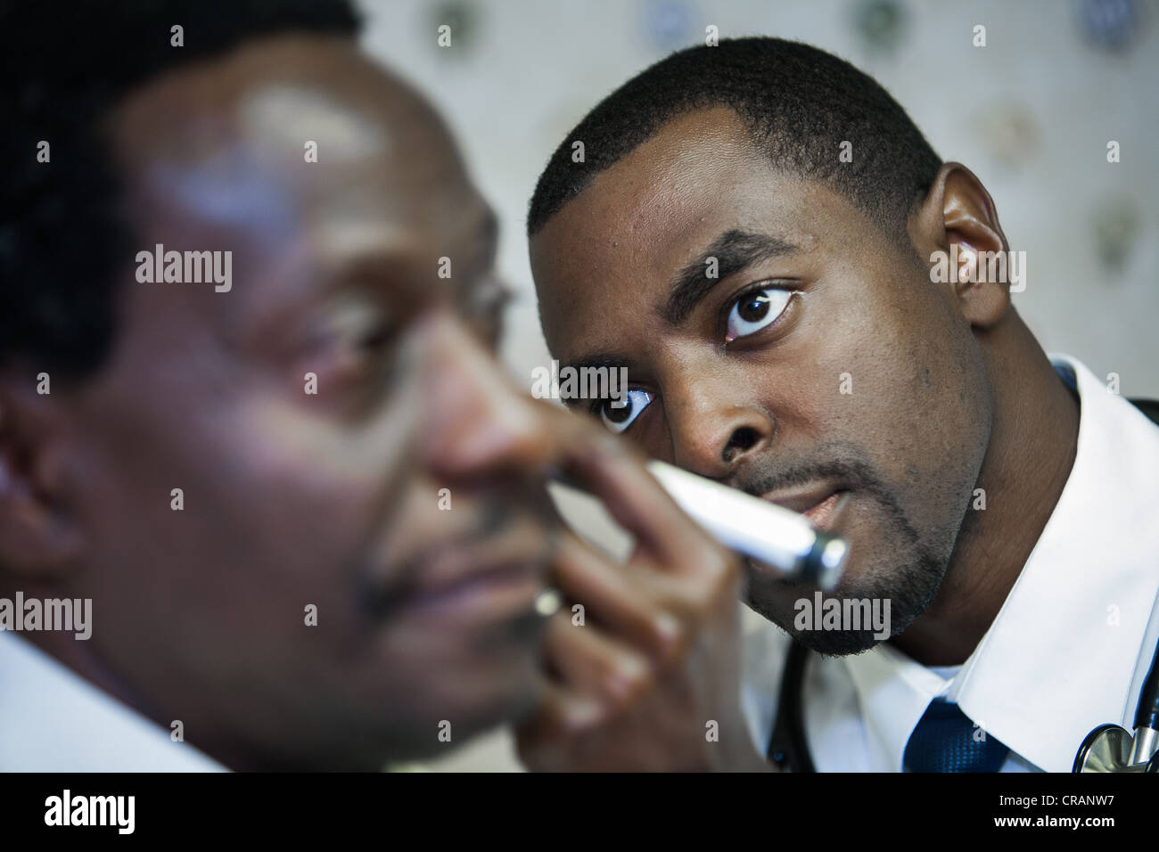 Arzt untersucht Patienten. Stockfoto