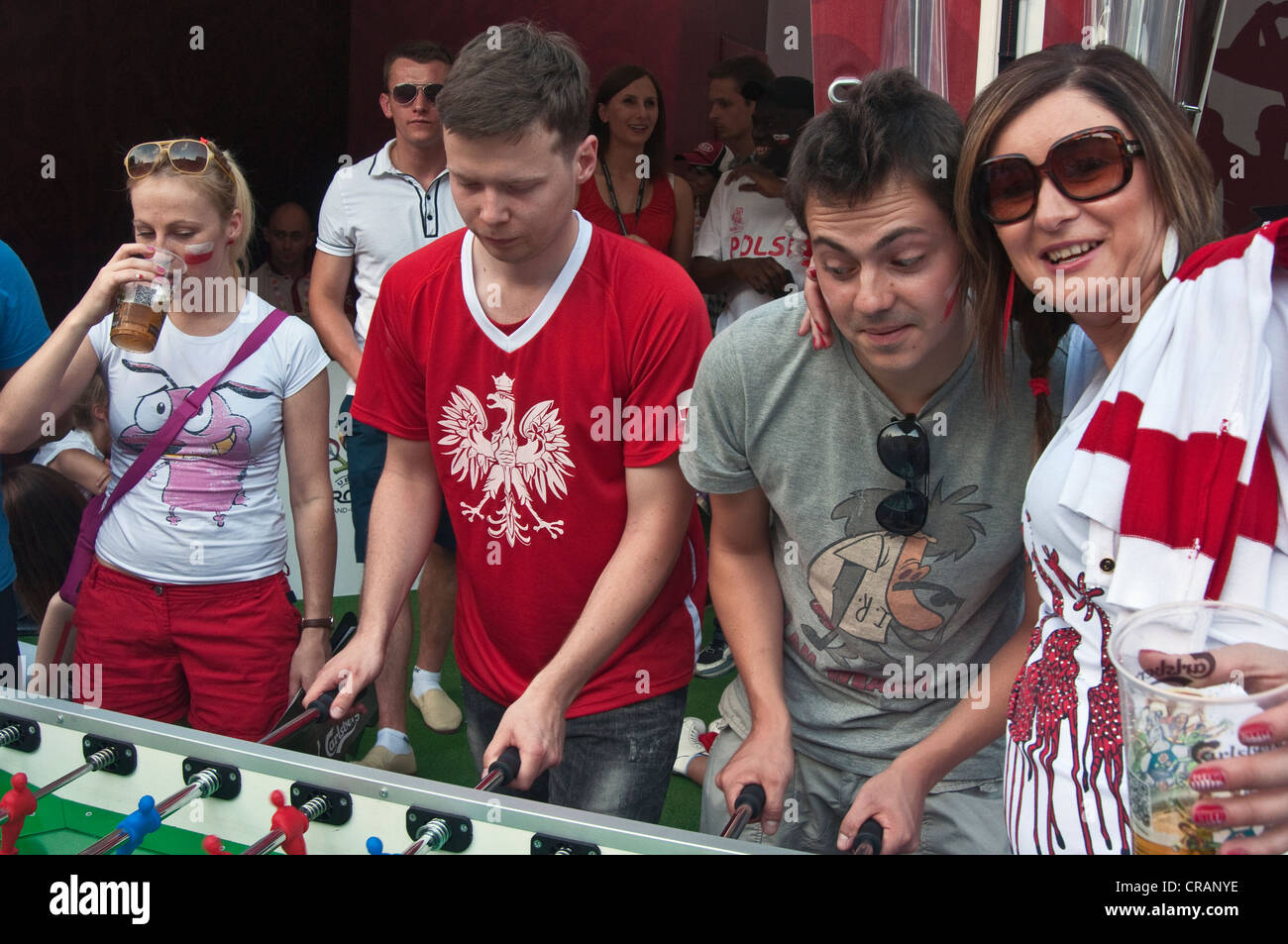 Fußball-fans spielen Tischfußball vor gerade Spiel während der Fußball-Europameisterschaft 2012 in der Fan Zone in Breslau, Polen Stockfoto