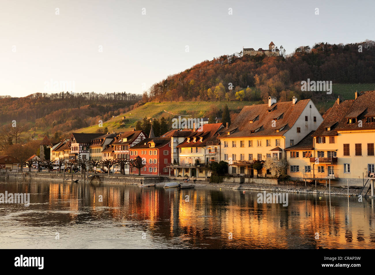 Blick über den Rhein auf der alten Stadt Promenade über Schloss Burg Hohenklingen, Stein bin Rhein, Kanton Schaffhausen, Schweiz Stockfoto